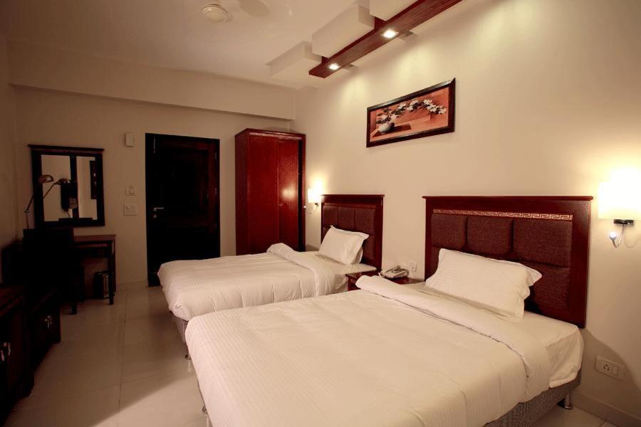 Kartikay Hotel Hisār Esterno foto