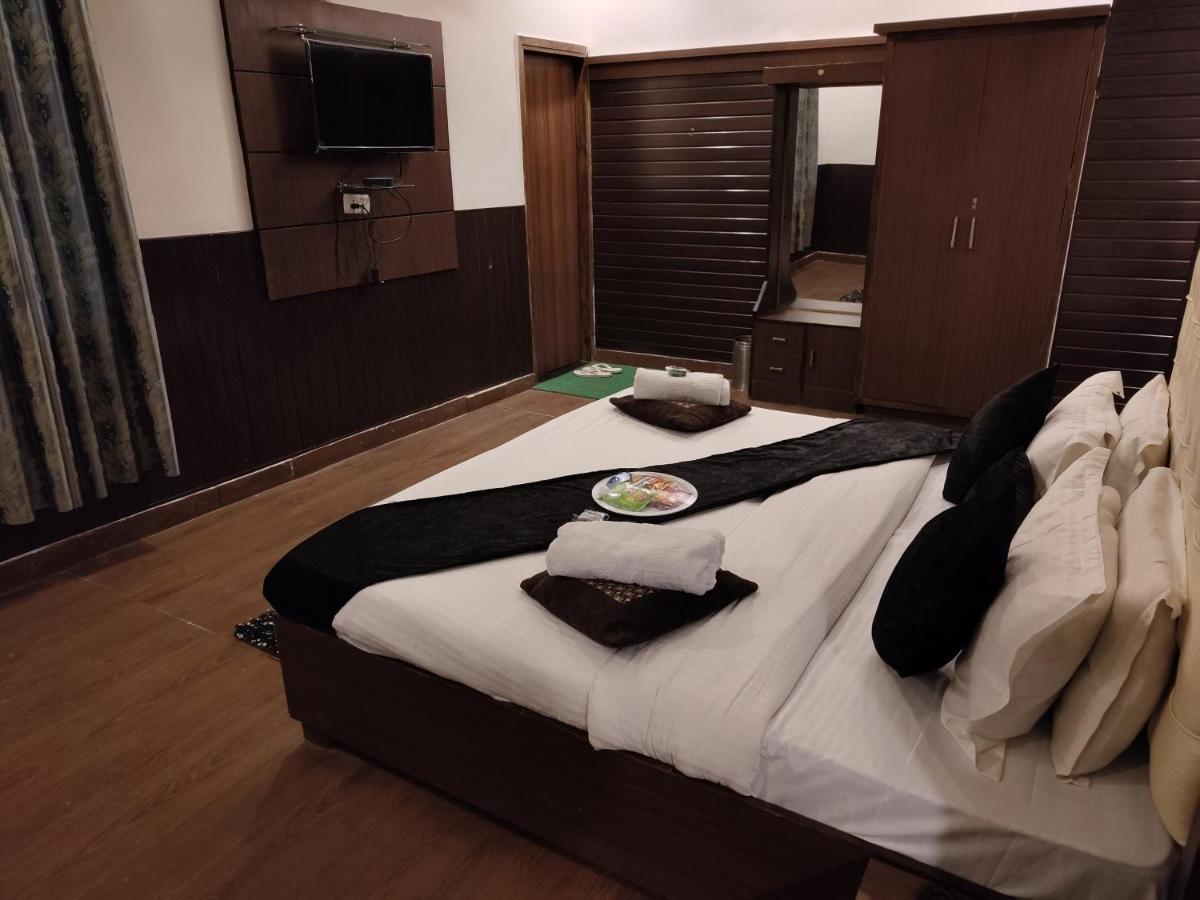 Kartikay Hotel Hisār Esterno foto