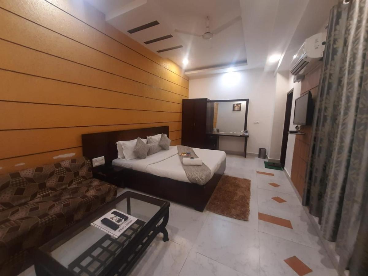Kartikay Hotel Hisār Esterno foto
