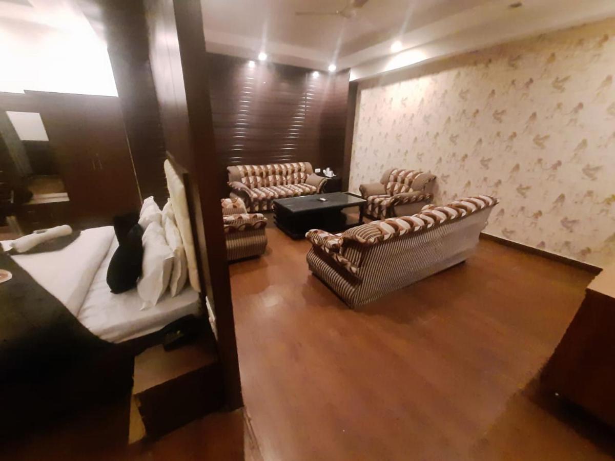 Kartikay Hotel Hisār Esterno foto