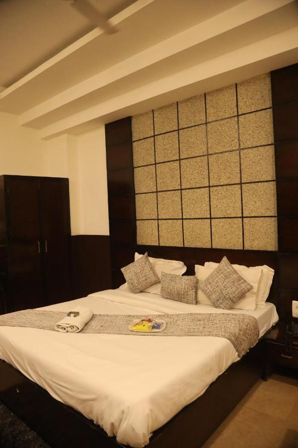 Kartikay Hotel Hisār Esterno foto